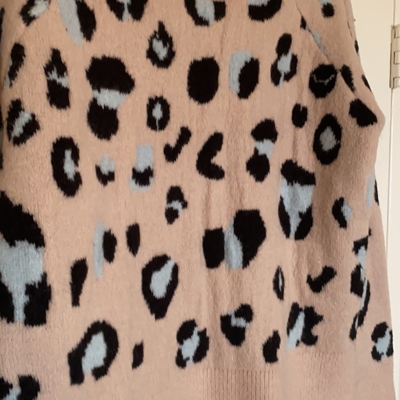 Design Lab Leopard Crop Sweater - Picture 3 of 6